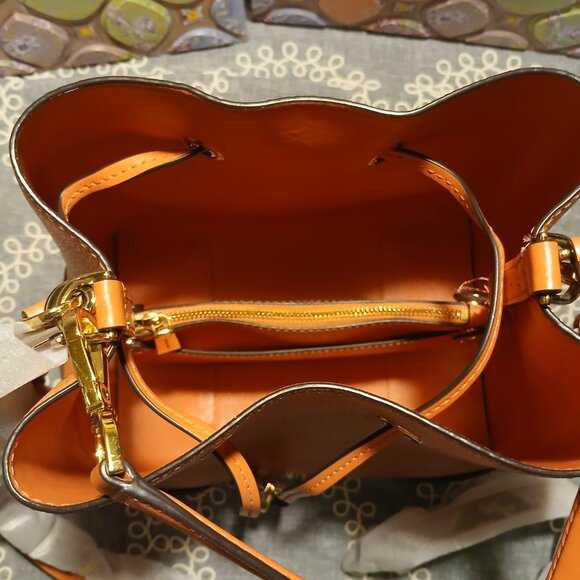 Micheal Kors Mercer Gallery Orange Medium Bucket Bad - Picture 3 of 8